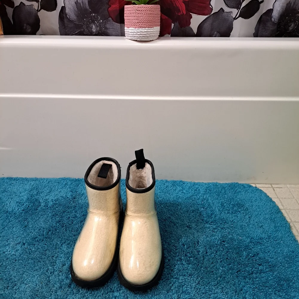 UGG AUSTRALIA CLASSIC ll BEIGE SHERPA CLEAR COVERED WINTER BOOT WOMENS SIZE 6